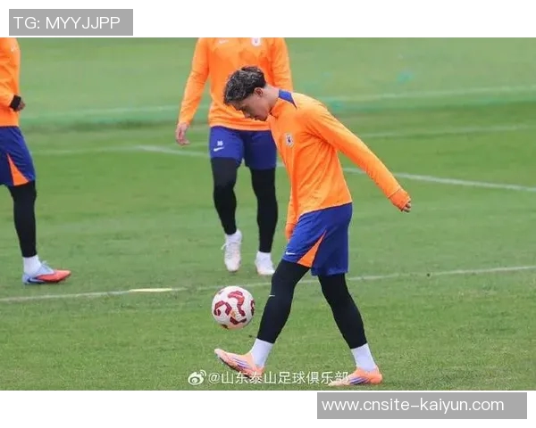 海港队训练照曝光加布里埃尔热情竖大拇指展现团队士气