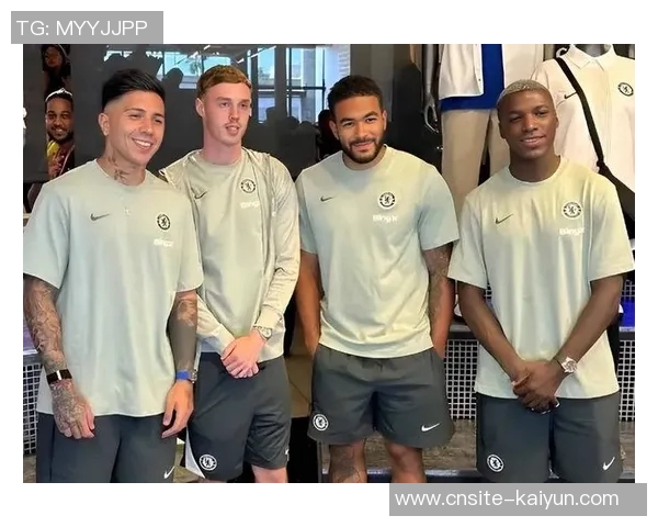 厄瓜多尔国家队主帅贝卡切斯亲临切尔西赛场与凯塞多合影留念